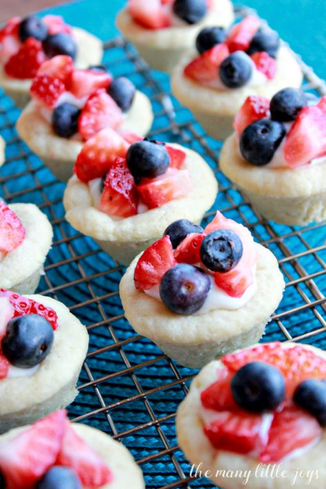 Mini Fruit Pizza Tarts - The Many Little Joys Mini Fruit Pizza, Fruit Pizza Cups, Sugar Cookie Dough Recipe, Mini Fruit Pizzas, Easy Fruit Pizza, Mini Fruit Tarts, Strawberry Sugar Cookies, Sugar Cookie Cups, Mini Cupcake Pan