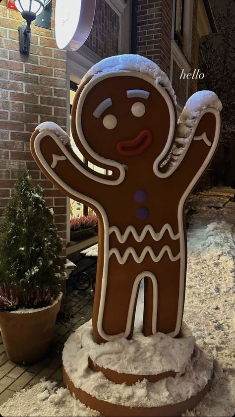 Outside Christmas Theme Ideas, Grocery Store Christmas Decorations, Giant Gingerbread Man Decoration, Lifesize Gingerbread Man, Diy Wooden Gingerbread Men, Christmas Deco Outdoor, Outdoor Christmas Diy Decor, Jumbo Christmas Decorations, Lifesize Gingerbread House Decorations