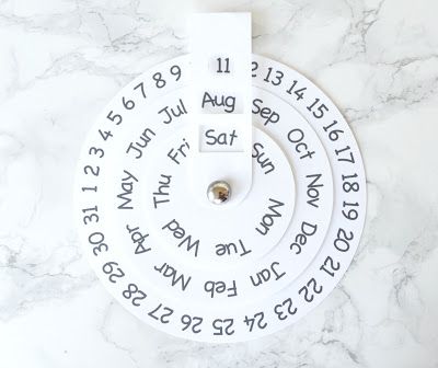 Vikalpah: DIY round Perpetual Calendar with free printable template + free cut files for Silhouette Calendar Diy Ideas, Diy Perpetual Calendar, Perpetual Calendar Diy, Round Calendar, Creative Calendar, Free Silhouette Cut Files, Calendar Craft, Idee Cricut, Unique Calendar