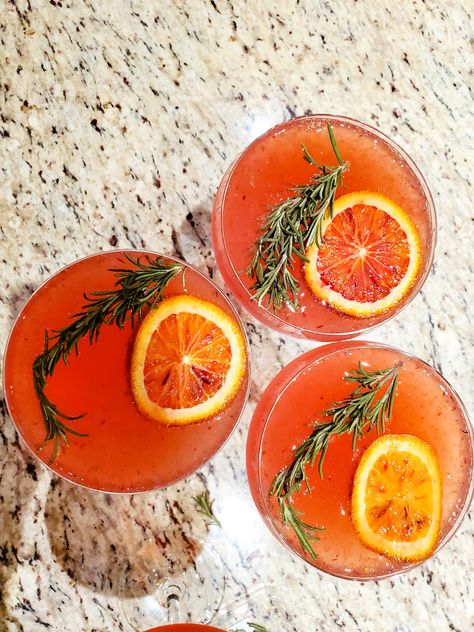 Orange Gin Cocktail Recipes, Blood Orange Gin Cocktail, Orange Gin Fizz, Nye Cocktail, Gin Based Cocktails, Blood Orange Cocktail, Twins Party, Christmas Drinks Alcohol Recipes, New Years Cocktails