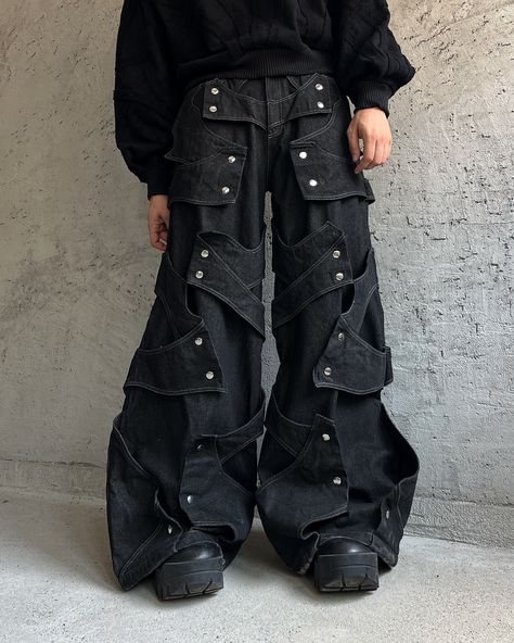 Retro Futurism Fashion, Custom Jeans Diy, Concept Clothing, Men Stylish Dress, Street Fashion Men Streetwear, Army Fashion, Layered Fashion, Futuristic Fashion, Refashion Clothes