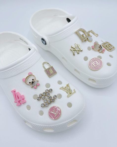 Jibbitz Crocs Ideas, Cool Crocs, White Crocs, Jelly Purse, Crocs Fashion, Preppy Shoes, Pretty Shoes Sneakers, Cute Shoes Heels, Bling Shoes