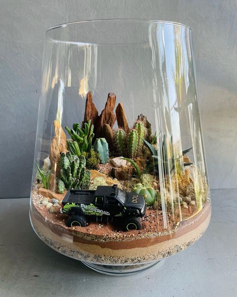 Terrarium Desert, Dessert Terrarium, Desert Terrarium Ideas, Desert Terrarium, Terrarium Ideas Unique, Terrarium Scene, Mini Cactus Garden, Unique Terrarium, Large Terrarium