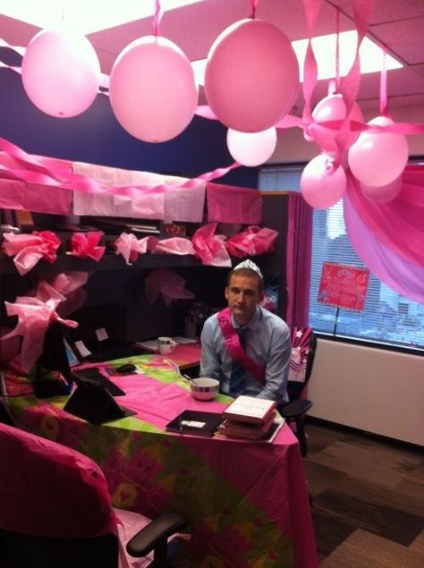 HAHA! Pink decor cubicle Office Birthday Decorations For Boss, Cubicle Birthday Decorations, Office Birthday Decorations, Work Pranks, Birthday Pranks, Cubicle Decor Office, Work Cubicle, Office Birthday, Cubicle Decor