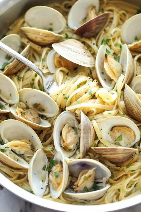 Pasta With Clams, Linguine With Clams, Linguine And Clams, Summer Seafood Recipes, Clam Sauce, Easy Seafood, Seafood Market, Clam Recipes, Easy Seafood Recipes