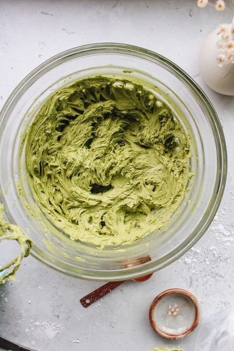 Easy, perfect little matcha frosting recipe that is perfect on chocolate, strawberry, vanilla or even matcha cake! #matcha #frosting Matcha Frosting Recipe, Strawberry Matcha Cake, Matcha Buttercream, Sweet Buttercream Frosting, Matcha Frosting, Matcha Dessert Recipes, Cake Matcha, Frosting Buttercream, Strawberry Matcha