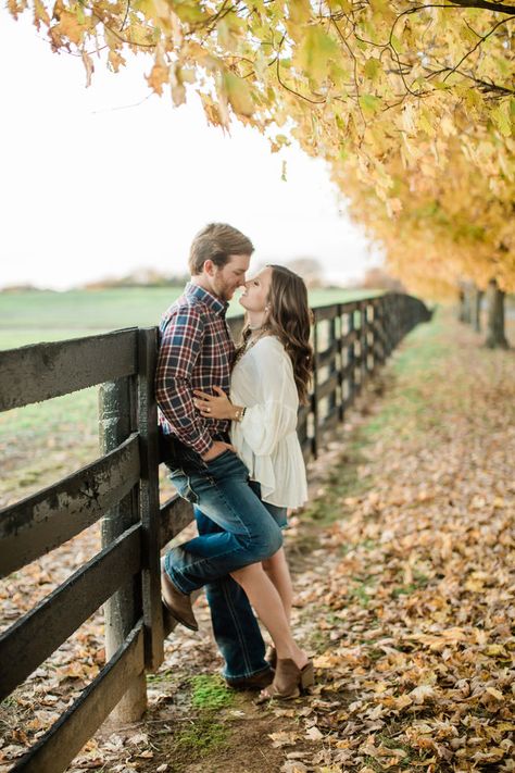 Country Couple Photos, Country Engagement Pictures, Engagement Picture Outfits, Anniversary Photography, Fall Engagement Pictures, Cute Engagement Photos, Couple Engagement Pictures, Engagement Pictures Poses, Family Photo Pose