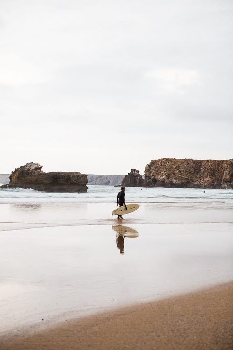 Photo Surf, Places To Visit In Portugal, Surfing Aesthetic, Surf Travel, Lagos Portugal, Portugal Algarve, Kayak Boats, Surfing Pictures, Pacific Crest Trail