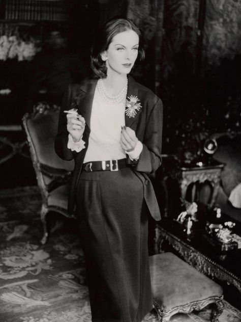 These Coco Chanel Designs Are as Relevant as Ever | Who What Wear UK Henry Clarke, Coco Chanel Fashion, 1950’s Style, Moda Chanel, Chanel Suit, Chanel Outfit, Chanel Collection, Sainte Marie, Jersey Skirt