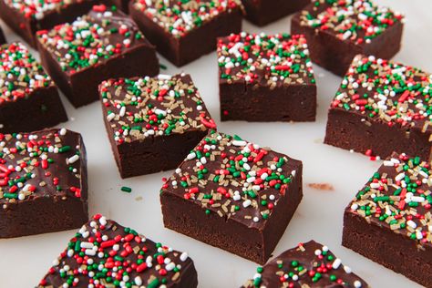 Creative bake sale recipes that make great holiday food gifts too: Christmas Fudge on Delish.com Xmas Brownies, Christmas Bake Sale, Christmas Brownie, Bake Sale Treats, Christmas Bakes, Christmas Brownies, Christmas Fudge, Bake Sale Recipes, Fudge Bars