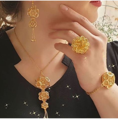 Turkish Gold Jewelry, Turkish Earrings, God's Voice, Unique Gold Jewelry Designs, Fancy Jewelry Necklace, Modern Gold Jewelry, Bridal Jewellery Design, Fancy Jewellery Designs, Gold Bridal Jewellery Sets