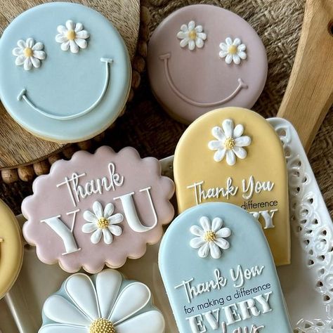 BELLA’S Perfections on Instagram: "More happiness coming your way. Even though this set was designed for a doctor and her fantastic team, I also think it would be great for Teacher Appreciation week. So for all of the teachers out there, remember that you truly do make a difference! ❤️ . . . . .  #thankyoucookies #daisycookies #floralcookies #flowercookies #customcookies #denvillenj #sugarcookiedecorating #teacherappreciationcookies #teacherappreciationday #nursesweek #grateful #thankyoucookies #thankyouteachers" Inspirational Cookies Decorated, Thinking Of You Cookies Decorated, Decorated Royal Icing Cookies, Thank You Cookies For Teachers, Teacher Thank You Cookies, Physical Therapy Cookies, Teacher Appreciation Cookies Decorated, Thank You Sugar Cookies, Thank You Cookies Decorated