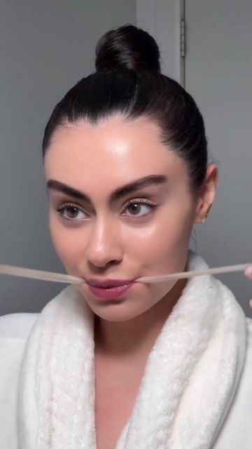 Fashion Daily Inspo on Instagram: "Contour Makeup Hack 🤩 @atosaaghakhani" Wedding Makeup Dark, Cheekbone Contour, Contour Hacks, African Makeup, Perfect Contour, Face Contouring Makeup, Hacks Makeup, Spf Makeup, Contour Makeup Tutorial