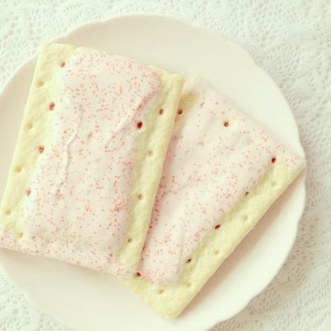 Pinkblushcakes | 🍨🍥 A Vintage, Girly & Rosy Blog! 💙 Pop Tarts Strawberry, Rosy Blog, Pop Tart Flavors, Billy Unger, Pink Snacks, Pop Tart, Looks Yummy, Cute Desserts, Yummy Eats