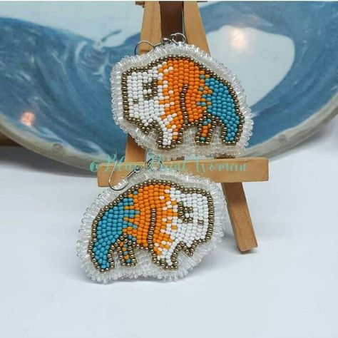 Beaded Buffalo Pattern, Métis Beadwork, Beaded Buffalo, Pretty Beaded Jewelry, Brick Stitch Pattern Earring, Buffalo Pattern, Indigenous Beadwork, Seed Bead Patterns Free, Baby Buffalo