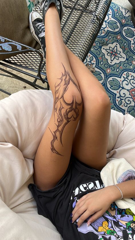 Girls Knee Tattoo, Heart Tattoo On Knee, Knee Heart Tattoo, Heart Knee Tattoo, Knee Cap Tattoos Women, Knee Tattoos Women, Gay Tattoos, Knee Cap Tattoo, Gay Tattoo