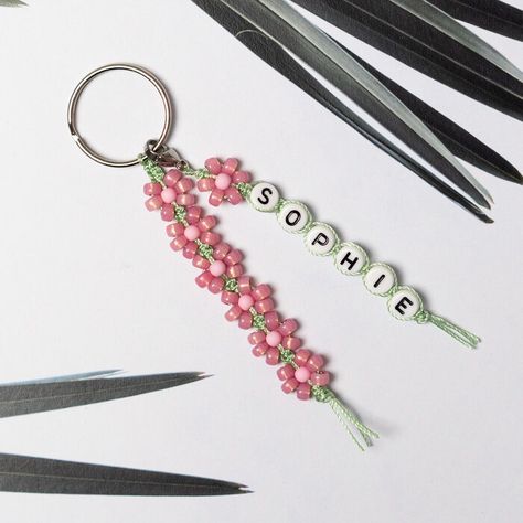 Keychain with Letter Beads and Macramé flower - Beads & Basics Keychain Making, Fimo Beads, Diy Bracelets Tutorials, Bead Charms Diy, Diy Bracelets Patterns, Easy Diy Jewelry, Beaded Jewelry Tutorials, Letter Beads, Diy Keychain