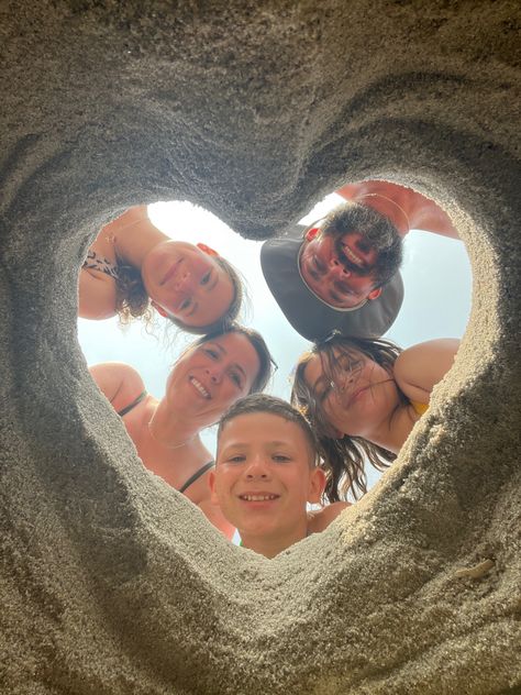 sand heart with fam Family Vacation Pics, Beach Pictures Ideas Family, Summer Photos Family, Goa Photography Ideas Family, Beach Poses For Family, Cute Family Beach Picture Ideas, Family Beach Pics Ideas, Family Vacation Picture Ideas, Family Beach Vacation Aesthetic