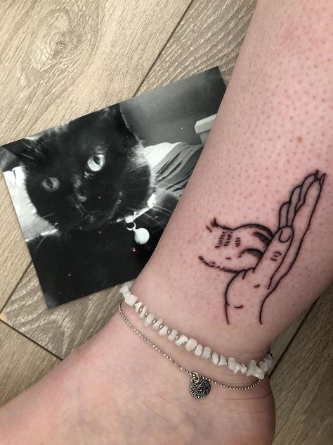 Tattoo Ideas Cat In Memory Of, Passed Cat Tattoo, Tattoos For Cats That Passed, Tattoo For Cat That Passed, Cat Memory Tattoo, Small Tattoo Ideas Back, Cat Remembrance Tattoo, Tattoo Ideas Back, Nova Tattoo