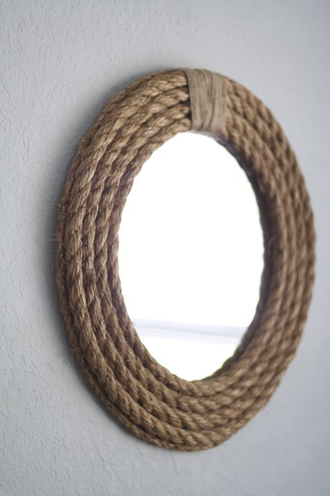 Diy Rope Mirror, Diy Mirror Design, Diy Rope Design, Diy Mirrors, Spiegel Diy, Suitcase Stand, Decor With Ropes, Plain Mirror, Mirror Decor Ideas