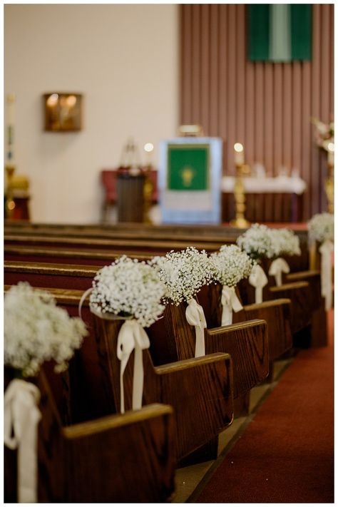 This is so simple! Just use baby breath flowers, and tie a ribbon around the edge of the pew. Baby’s Breath On Church Pew, Baby Breath Down The Aisle, Baby Breath Bouquet Wedding, Pew Ends Wedding, Church Pew Wedding, Church Pew Decorations, Wedding Church Aisle, Bridal Florals, Pew Flowers