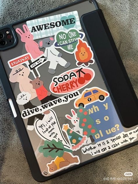 Ipad Case Stickers Ideas, Ipad Notetaking, Ipad Case Aesthetic, Ipad Case Stickers, Ipad Planning, Ipad Inspo, Ipad Stickers, Aesthetic Ipad, Ipad Essentials