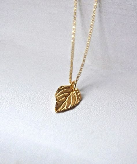 Gold Leaf Necklace-Gold Filled Chain-Life Like Leaf-Nature inspired Jewelry-Bridesmaids Necklace-Wedding Jewelry-Minimalistic Jewelry Leaf Necklace Gold, Tiny Pendant Necklace, Minimal Pendant, Minimalistic Jewelry, Gold Leaf Necklace, Tiny Pendant, Diamond Solitaire Necklace, Solitaire Necklaces, Gold Diamond Necklace