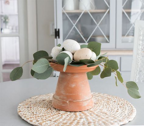 Five Easter Centerpieces You Can Make in 5 Minutes - The Honeycomb Home Spring Centerpieces For Kitchen Table, Blesser House, Christmas Chandeliers, Easter Egg Pictures, Simple Centerpieces Diy, Gym Kitchen, Deco Pastel, Staging Furniture, Spring Table Decor