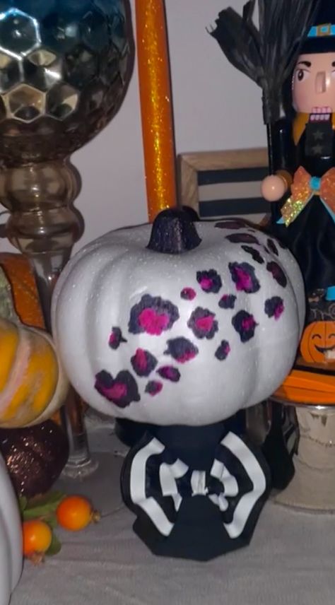 Painting Cheetah Print, Cheetah Print Painting, Cheetah Print Pumpkin, Cute Painted Pumpkin Ideas, Painting Pumpkin, Painted Pumpkin, Dyi Projects, Pumpkin Ideas, Pumpkin Painting