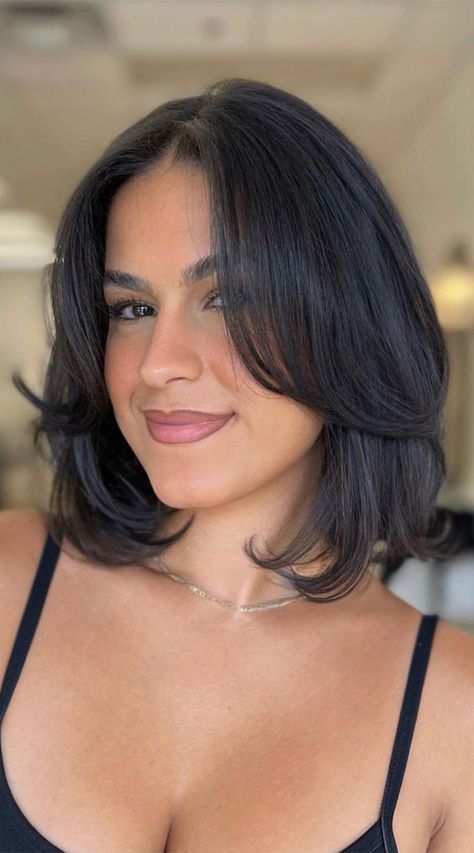 Structured Sophistication Bob Haircut Ideas : bob haircut, 90s bob, layered bob haircut, bob haircut with bangs, bob haircut with curtain bangs Bob Haircut For Round Face, Haircuts For Medium Length Hair, Hot Haircuts, Fine Straight Hair, Layered Bob Haircuts, Long Face Hairstyles, Round Face Haircuts, Layered Bob, Chic Hairstyles