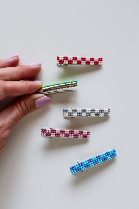 DIY Checkered Beaded Hair Clips — Entertain the Idea Glass Bead Crafts, Beaded Hair Clips, Bead Hair Accessories, Square Stitch, Hair Clips Diy, Beaded Hair, Beaded Earrings Tutorials, Beaded Earrings Diy, Brick Stitch Earrings