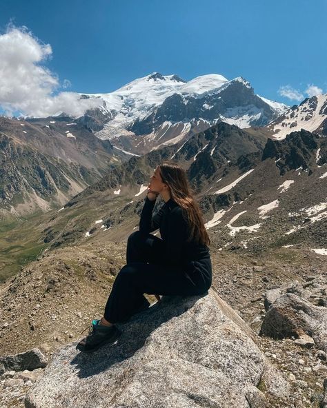 Posing In Nature, Nature Life Aesthetic, Mountains Photo Ideas, Mountain Pictures Poses, Photos In Mountains, Hiking Poses, Mountain Photo Ideas, Girl Adventure, Hiking Pics