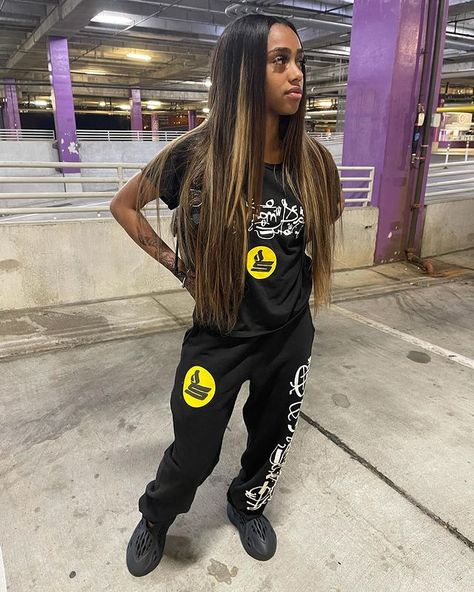 Krissy💗 Dm for promo on Instagram: “🌚” Onyx Foam Runner, Foam Runner Outfit Black, Foam Runner Outfit, Yeezy Slides Outfit, Runner Outfit, Black Girls Hairstyles Weave, Runners Outfit, Yeezy Foam Runner, Yeezy Outfit