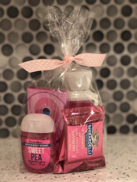 Mini Gifts Ideas For Women, Cheap Valentines For Coworkers, Nurse Unit Christmas Gifts, Thank You Baskets For Nurses, Pink Snack Basket Ideas, Nurse Gift Bags Ideas, Nursing Thank You Gifts, Gifts For Aquaintences, Valentines Basket For Coworkers