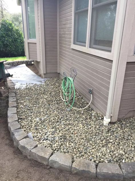 Last year I fancied up my front porch by building a DIY Corner Bench with a Built-in Table (you can find that project here: http://www.pinspirationmommy.com/diy-corner-bench-with-built-in-table/) and a Firewood Rack. This year I decided the rest of the front of my house needs to be spiced up a bit as well. The paint on my house is dark brown with light brown trim and the grass (okay, yes, they are weeds 🙂 ) grows right up to the front of the house. Don’t judge, there are too many oak t… Diy Corner Bench, Dark Brown With Light Brown, Small Retaining Wall, Flower Bed Decor, Gabion Retaining Wall, Brick Garden Edging, Building A Retaining Wall, Concrete Retaining Walls, Landscape Borders