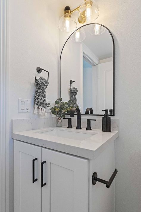 Guest Bathroom White Vanity, Small Powder Room Storage Ideas, Simple Half Bath, Tiny Modern Bathroom, Bathroom With Shower Only, Modern Powder Bathroom, Small Downstairs Bathroom, Airbnb Plans, Small Half Bathroom Remodel