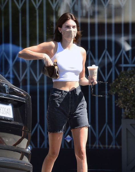 Kendall Jenner Shorts, Kendall Jenner Outfits Casual, Fits Inspiration, Kendall Jenner Street Style, Off Duty Outfits, Kendall Style, Mid Thigh Shorts, Kendall Jenner Outfits, Jenner Outfits