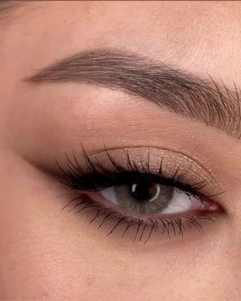 Simple Smokey Eyeliner, Eye Makeup Aesthetic Natural, Makeup Styles For Prom, Glam Eyeliner, Natural Prom Makeup, Ideal Makeup, Prom Eye Makeup, Eye Makeup Styles, Cute Eye Makeup