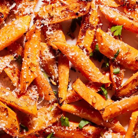 Garlic-Parmesan Roasted Carrots Parmesan Roasted Carrots, Side Dishes For Steak, Unique Thanksgiving Recipes, Steak Dinners, Roasted Carrots Recipe, Thanksgiving Food Sides, Baked Carrots, Mac Cheese Recipes, Easy Veggie