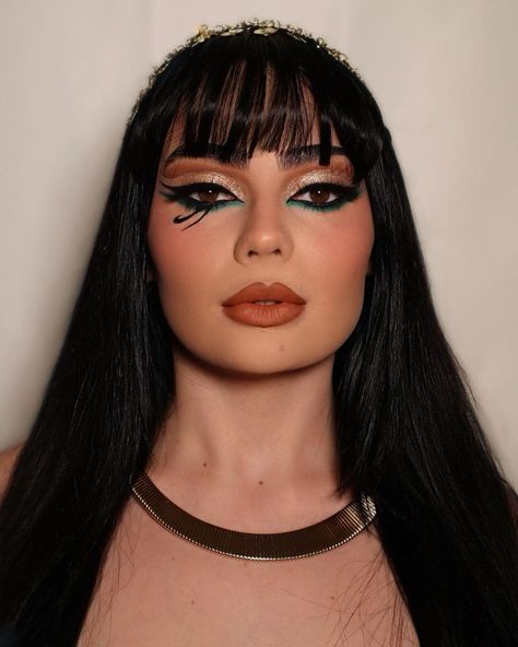 Cleopatra Makeup Hooded Eyes, Easy Cleopatra Outfit, Cleopatra And Cesar Costume, Egyption Costumes Halloween Women, Cleopatra Halloween Costume Makeup, Egyptian Women Makeup, Cleopatra Makeup Look, Halloween Makeup Cleopatra, Halloween Costumes Women Cleopatra