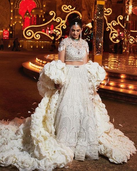 Isha Ambani Dresses, Dream Personality, Walima Outfit, Shloka Mehta, Ambani Family, Ambani Wedding, Isha Ambani, Celebrity Wedding Photos, Indian Gown