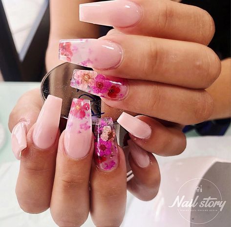 Ombré Nails With Flowers, Flower Encapsulation Nails, Floral Nails Coffin, Acrylic Nails With Flowers Inside, Flowers Inside Nails, Dry Flower Acrylic Nails, Encased Flower Nails, Nails With Real Flowers Inside, Flower Ombre Nails