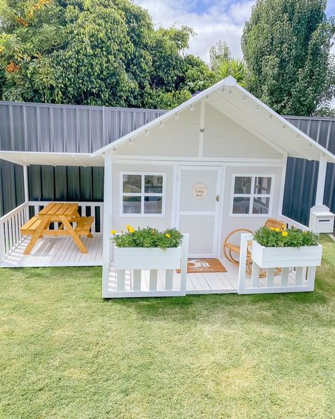 Kids playhouse ideas-diy kids playhouse indoor playroom ideas Outdoor Play Houses For Kids, Playhouse Ideas Outdoor, Diy Kids Playhouse, Kids Cubby House, Cubby House Ideas, Backyard Play Spaces, Kids Indoor Playhouse, Bouncy Castles, Kids Playhouse Outdoors