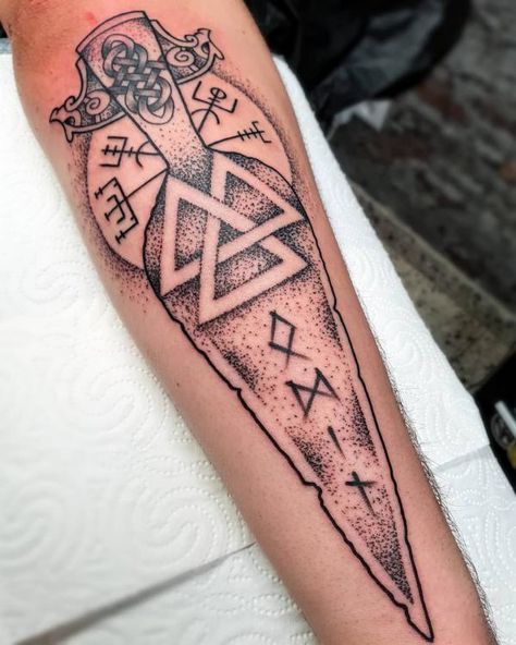 Gungnir spear and runic compass tattoo Runic Compass Tattoo, Gungnir Tattoo, Gungnir Spear, Spear Tattoo, Tatau Tattoo, Samoan Tattoos, Runic Compass, Samoan Tattoo, Norse Tattoo