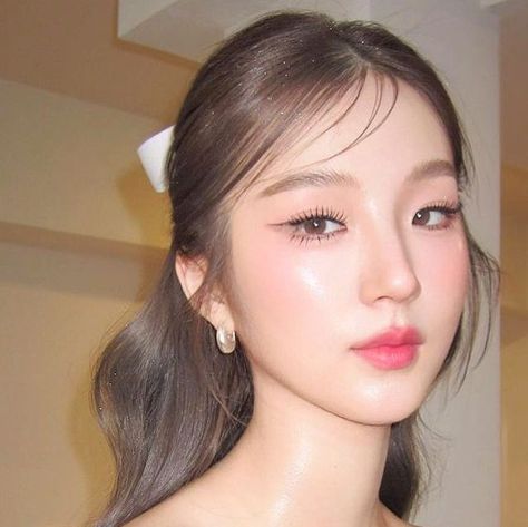 Hair Graduation Ideas, Makeup Looks Korean, Korean Bridal Makeup, Graduation Look Makeup, Korean Wedding Hair, Korean Wedding Makeup, Aesthetic Makeup Looks, Asian Wedding Hair, Makeup Looks Prom