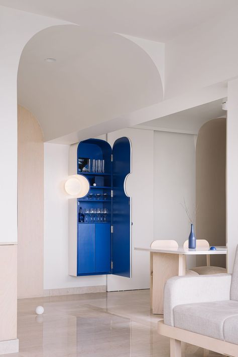 Ten residential interiors that are refreshed by splashes of blue Milano Interior Design, Cobalt Blue Decor, Geometric Chair, Memphis Milano, High Rise Apartments, Primary Colours, Family Apartment, Brick Facade, Design Del Prodotto