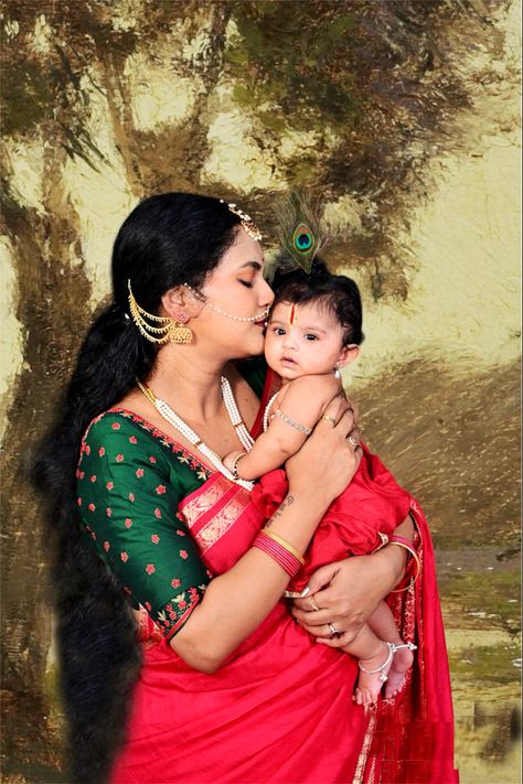 Krishna Yashoda photoshoot Yashoda And Krishna Baby Photoshoot, Parent Photoshoot, Krishna Yashoda, Monthly Photoshoot, Yashoda Krishna, Diy Photoshoot, God Venkateswara Images Hd Wallpaper, Photo Stills, Poses Family