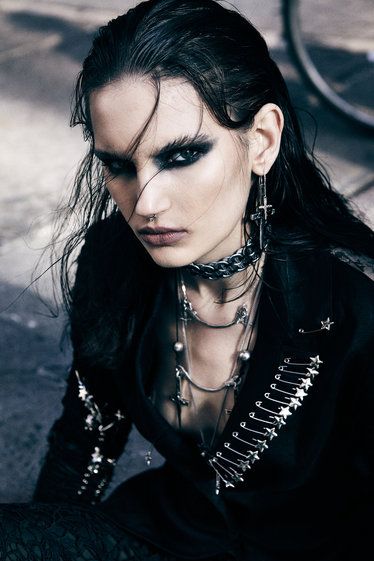 Stile Punk Rock, Punk Photoshoot, Rock Photoshoot, Rock Makeup, Punk Makeup, Dagger Earrings, Edgy Makeup, Rock Outfits, Hipster Outfits