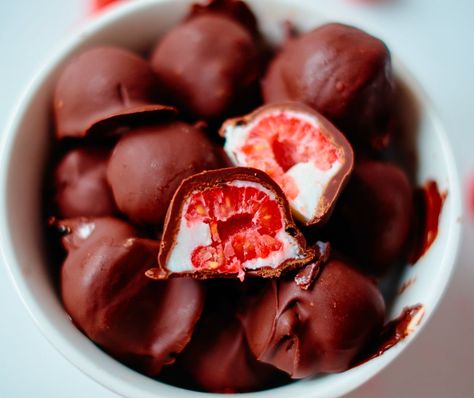 This chocolate yogurt raspberry bonbon recipe is so easy to make that will just blow your mind. Do check it! Bonbon Recipe, Lemon Cake Mix Recipe, Lemon Icebox Cake, Appetizers Fruit, Bon Bons Recipe, Raspberry Yogurt, Chocolate Yogurt, Chocolate Dipped Fruit, Lemon Bundt Cake