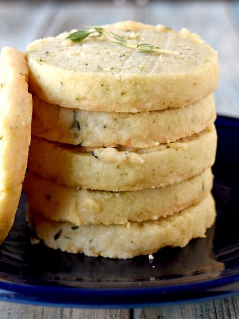 Asiago Lemon Thyme Shortbread, Savory Shortbread Crackers, Savoury Crackers Recipe, Savoury Shortbread Cookies, Savory Shortbread Recipes, Savory Gift Ideas, Savory Christmas Cookies, Savory Shortbread Cookies, Savory Baked Goods Recipes